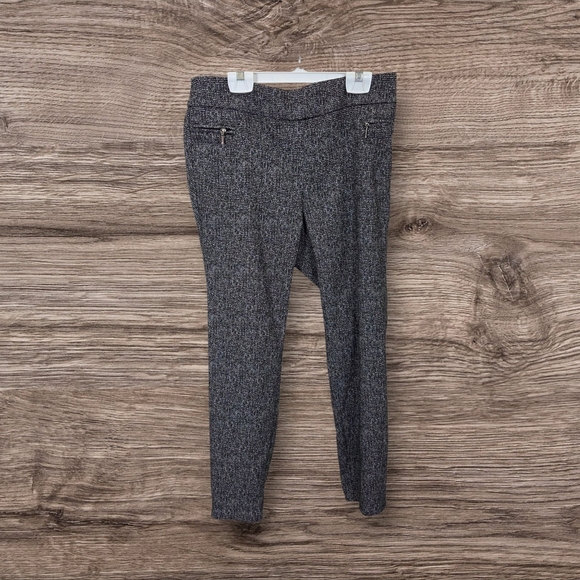 ⭐️Soho Gray Ankle Cropped Pants Size MED PETITE - Picture 1 of 4